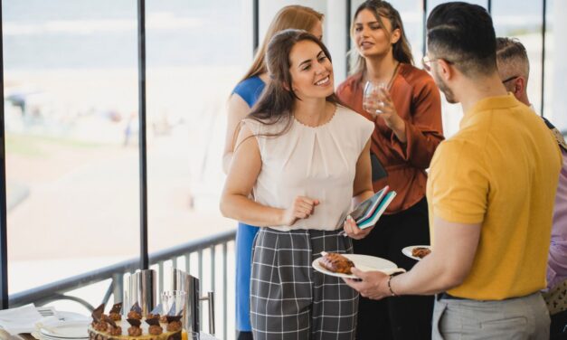 Zile onomastice la birou? Comandă rapid platouri cu prăjituri!