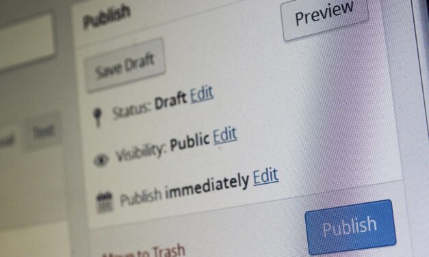 Scrie pentru oameni, nu pentru algoritmi: rețeta conținutului eficient în 2026