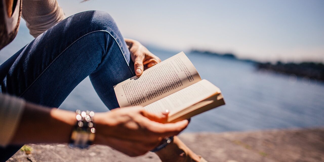 Lectura digitală vs. lectura pe hârtie: cum ne influențează modul în care citim?