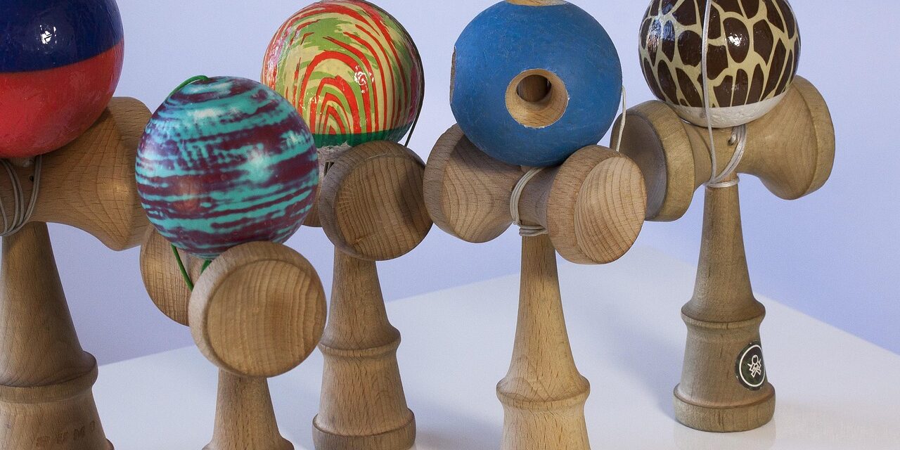 Kendama, mai populară decât jocurile pe telefon: tot ce trebuie să știi despre noua pasiune a tinerilor